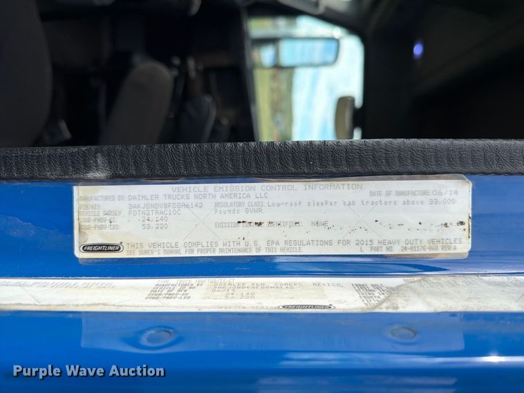image for item EA0487 2015 Freightliner 122SD semi truck