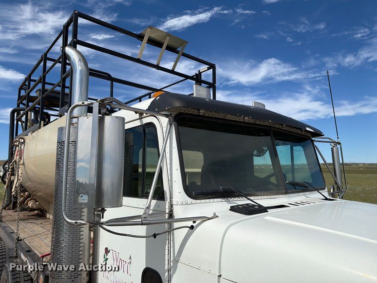 image for item EA0489 2000 Freightliner Conventional hydroseeder truck