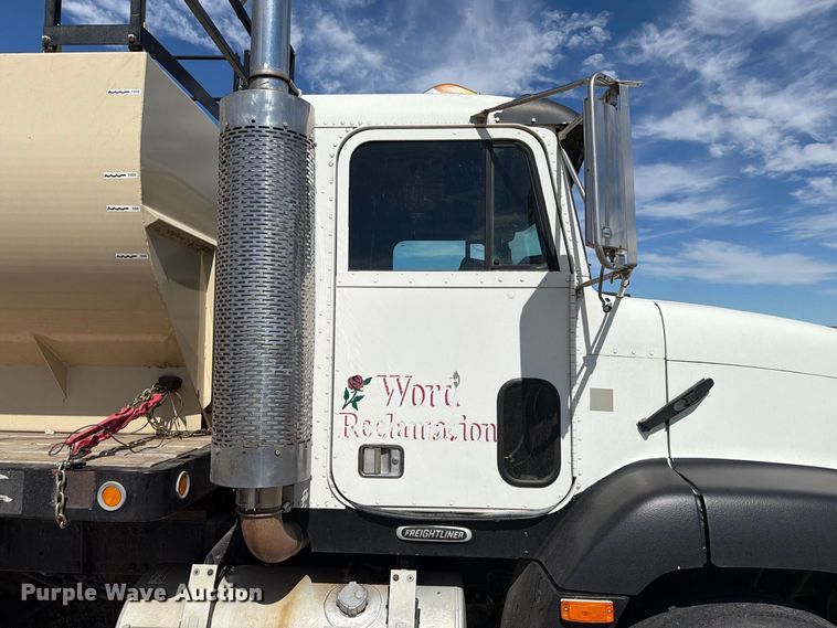 image for item EA0489 2000 Freightliner Conventional hydroseeder truck