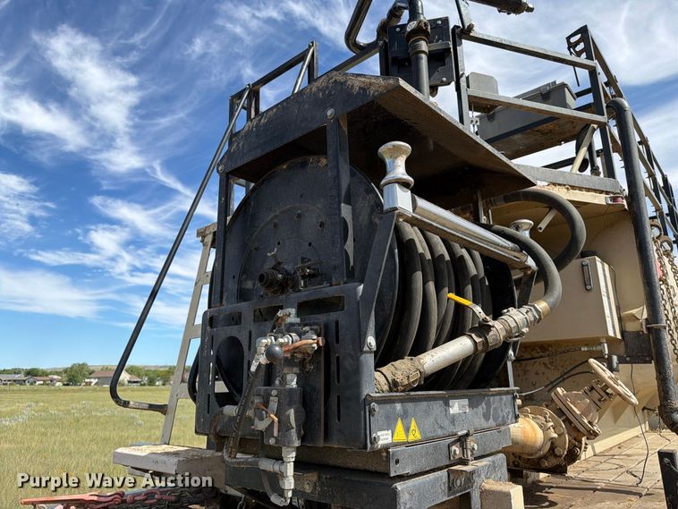 image for item EA0489 2000 Freightliner Conventional hydroseeder truck