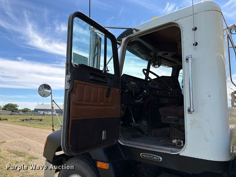 image for item EA0489 2000 Freightliner Conventional hydroseeder truck