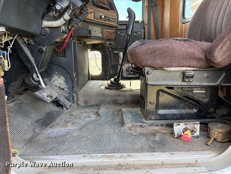 image for item EA0489 2000 Freightliner Conventional hydroseeder truck