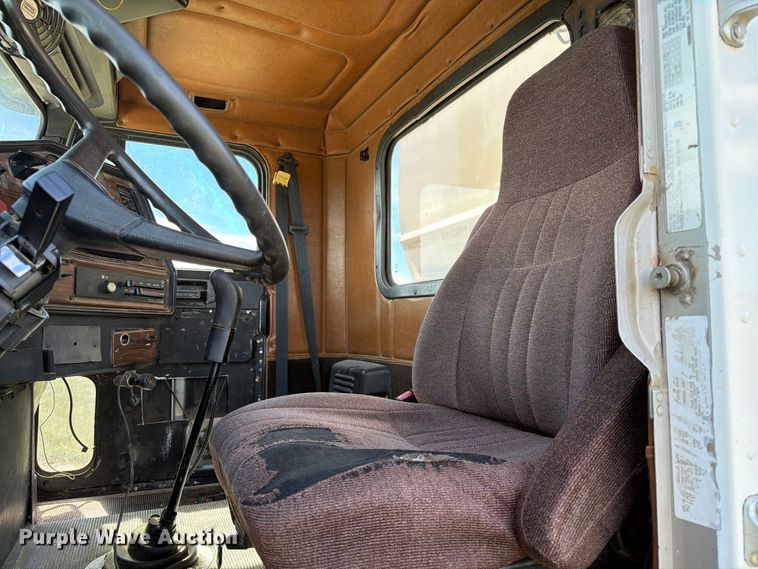 image for item EA0489 2000 Freightliner Conventional hydroseeder truck