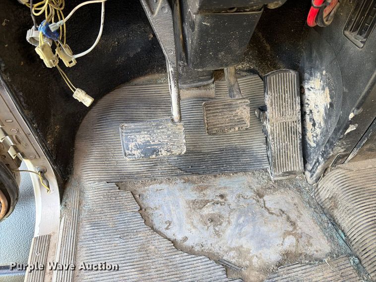 image for item EA0489 2000 Freightliner Conventional hydroseeder truck