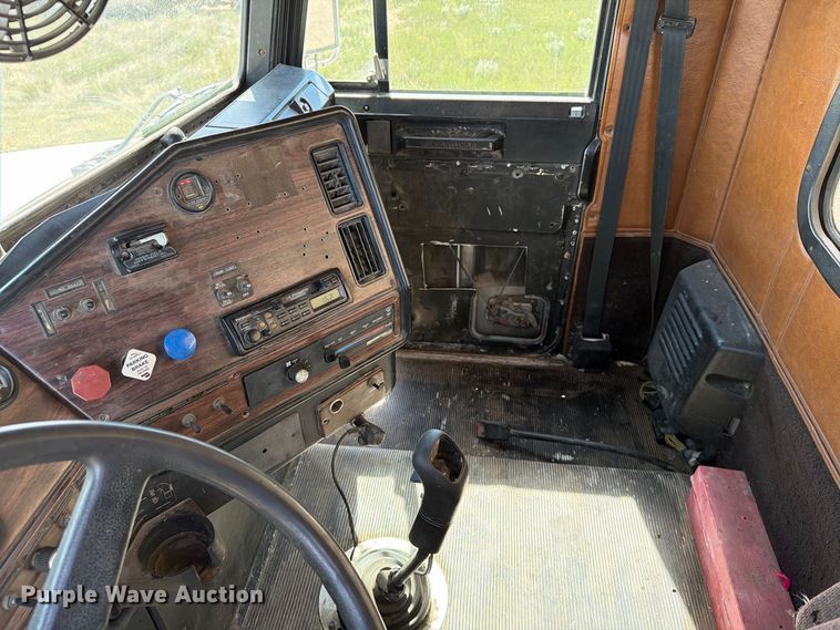 image for item EA0489 2000 Freightliner Conventional hydroseeder truck
