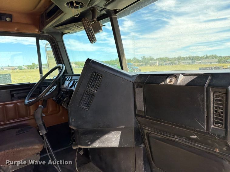 image for item EA0489 2000 Freightliner Conventional hydroseeder truck
