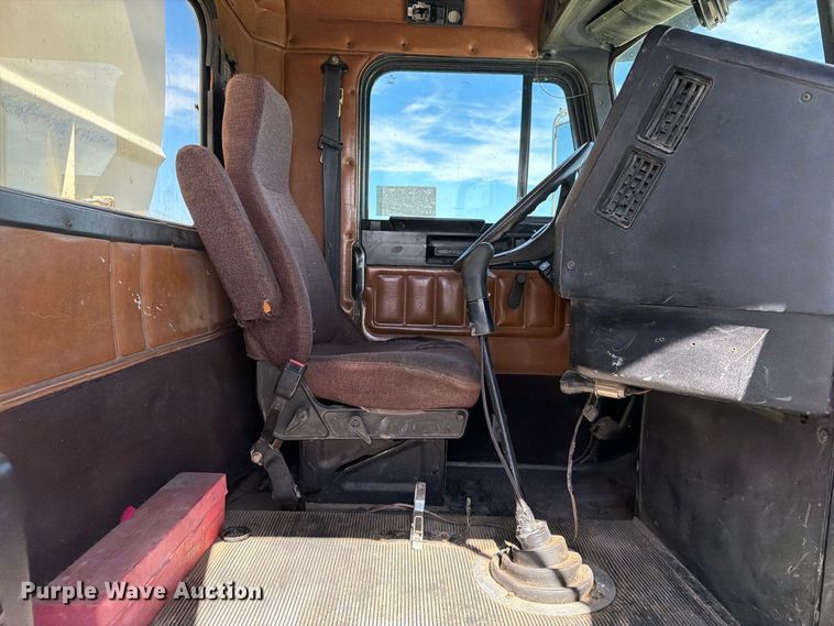 image for item EA0489 2000 Freightliner Conventional hydroseeder truck