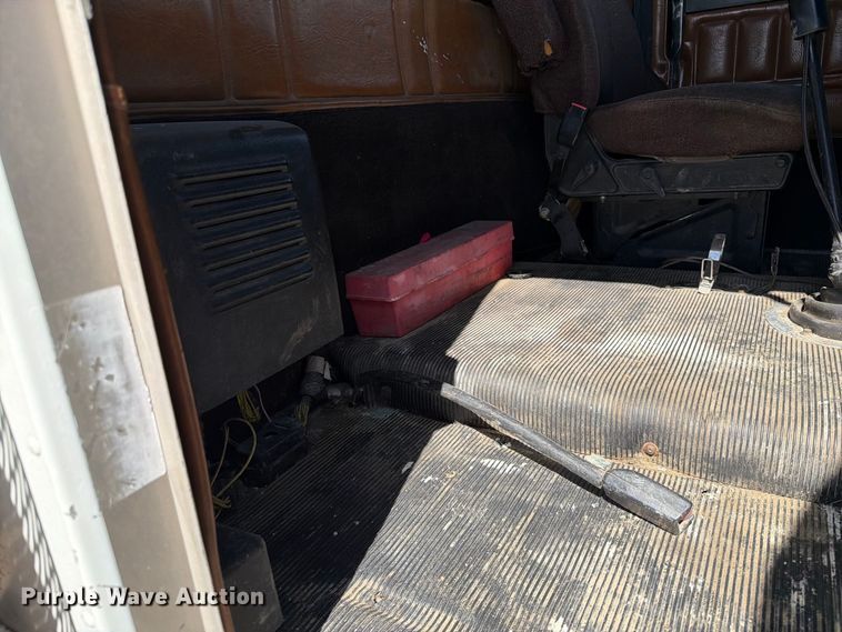 image for item EA0489 2000 Freightliner Conventional hydroseeder truck