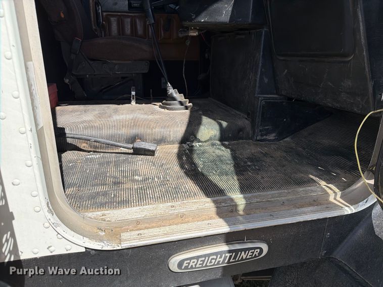 image for item EA0489 2000 Freightliner Conventional hydroseeder truck