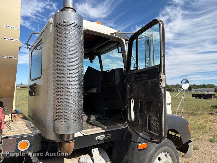 image for item EA0489 2000 Freightliner Conventional hydroseeder truck