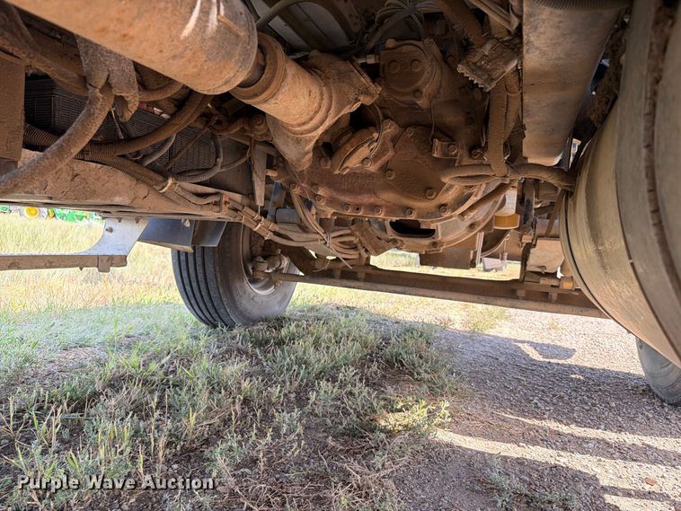 image for item EA0489 2000 Freightliner Conventional hydroseeder truck