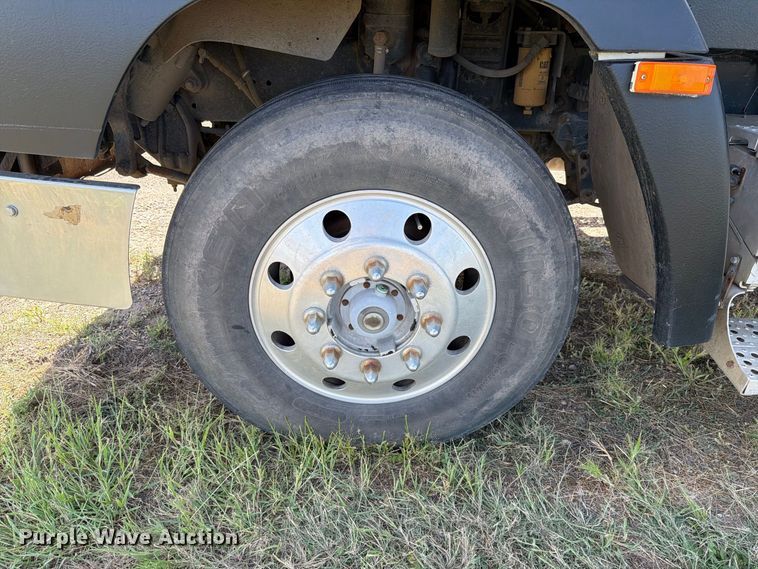 image for item EA0489 2000 Freightliner Conventional hydroseeder truck