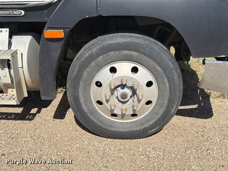 image for item EA0489 2000 Freightliner Conventional hydroseeder truck