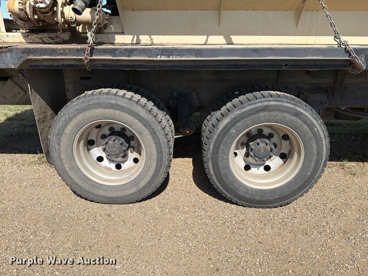 image for item EA0489 2000 Freightliner Conventional hydroseeder truck