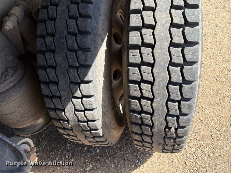 image for item EA0489 2000 Freightliner Conventional hydroseeder truck