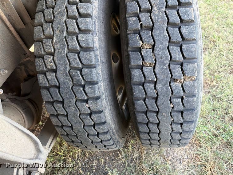 image for item EA0489 2000 Freightliner Conventional hydroseeder truck