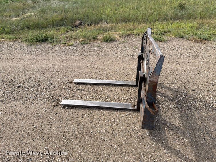 image for item EA0490 skid steer forks