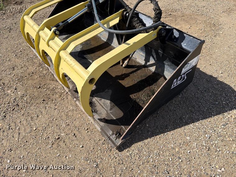 image for item EA0497 MDS skid steer grapple bucket
