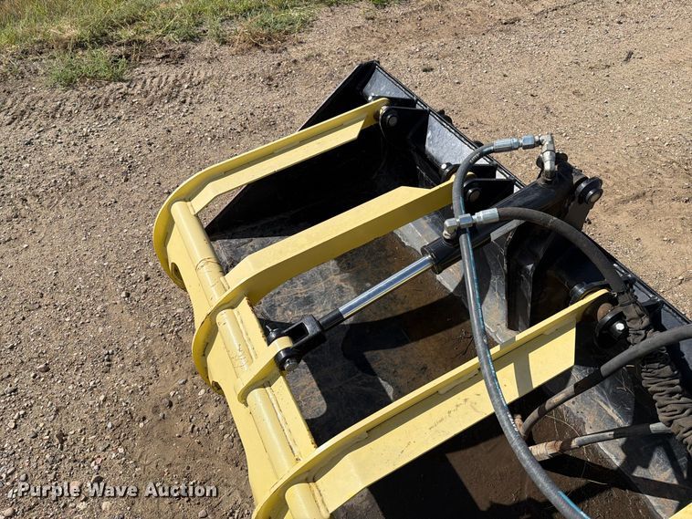 image for item EA0497 MDS skid steer grapple bucket