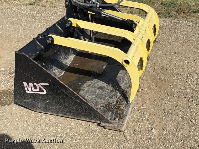 image for item EA0497 MDS skid steer grapple bucket