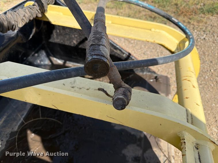 image for item EA0497 MDS skid steer grapple bucket