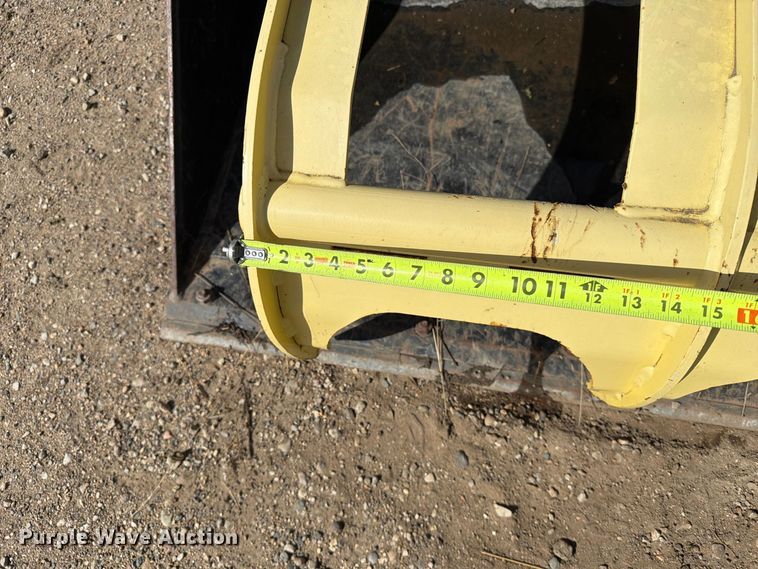 image for item EA0497 MDS skid steer grapple bucket