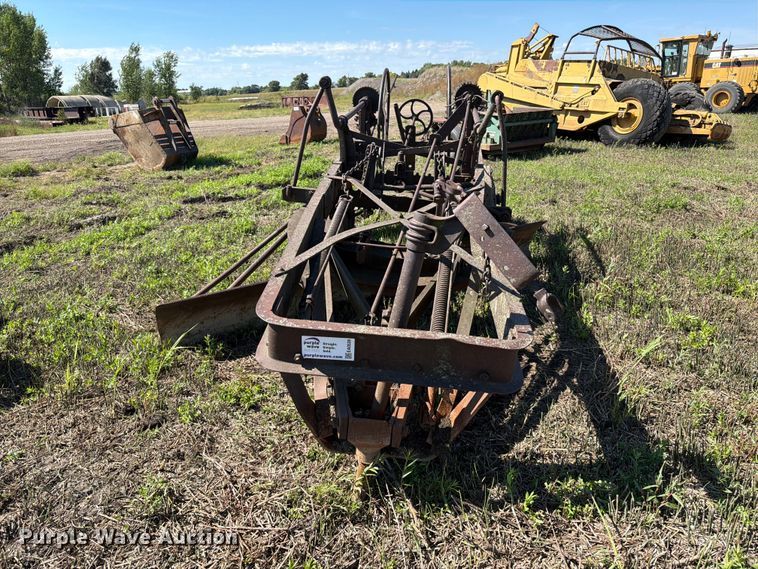 image for item EA0528 Russel Grader Manufacturing pull type grader