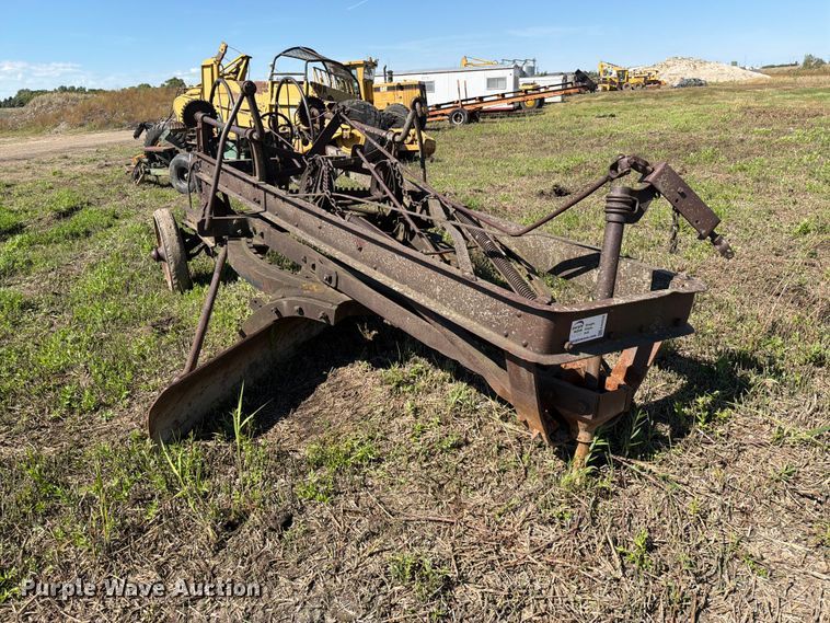 image for item EA0528 Russel Grader Manufacturing pull type grader