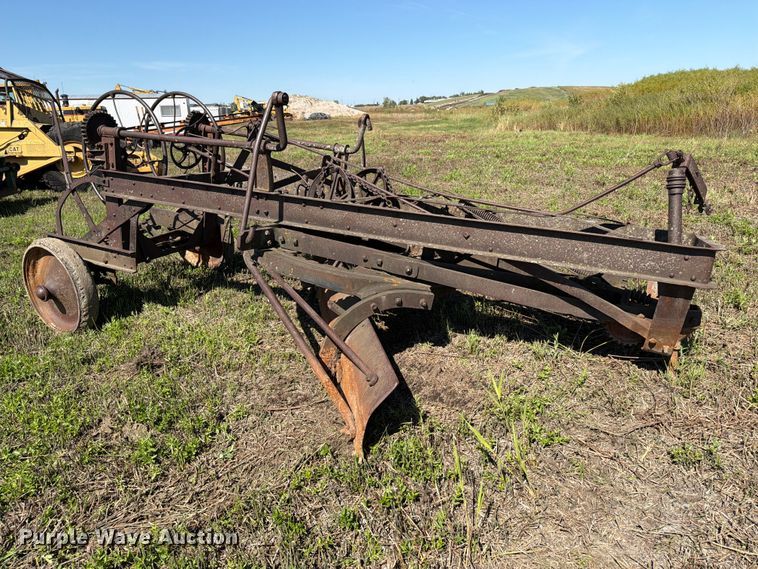 image for item EA0528 Russel Grader Manufacturing pull type grader