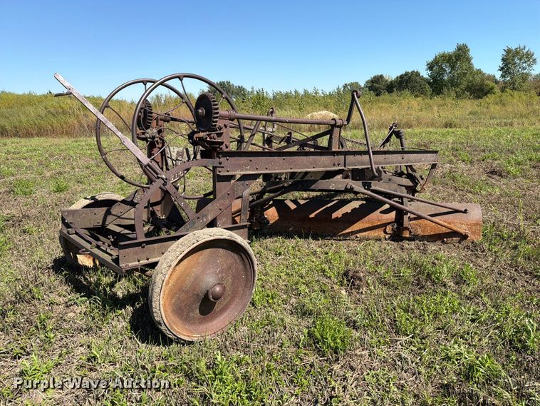 image for item EA0528 Russel Grader Manufacturing pull type grader