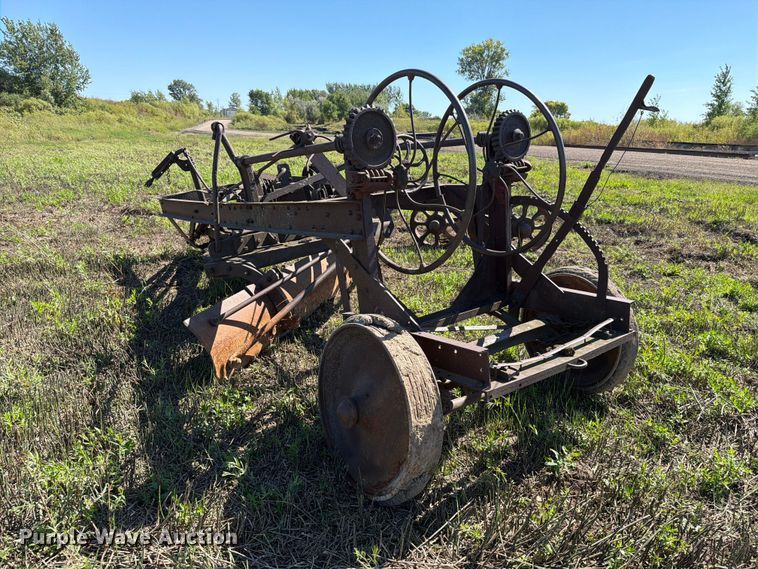 image for item EA0528 Russel Grader Manufacturing pull type grader
