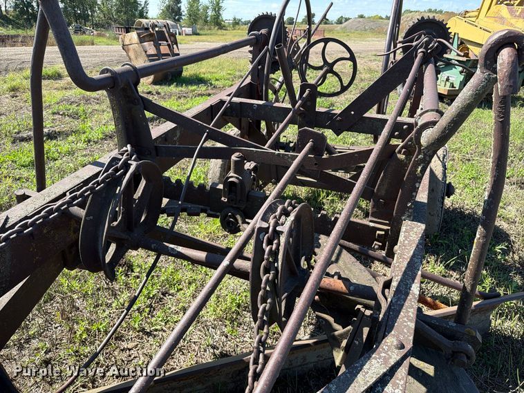 image for item EA0528 Russel Grader Manufacturing pull type grader