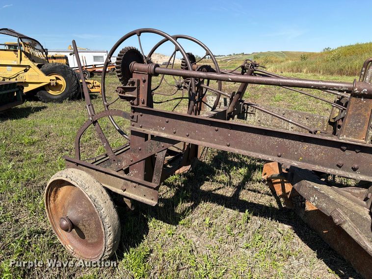 image for item EA0528 Russel Grader Manufacturing pull type grader