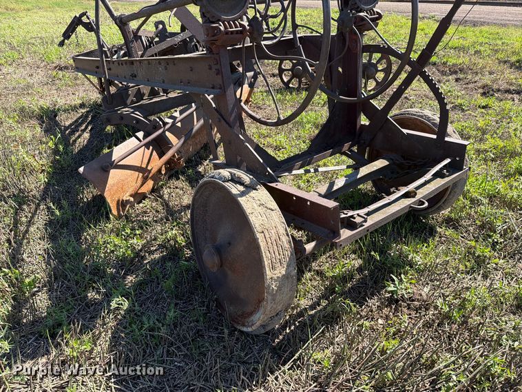 image for item EA0528 Russel Grader Manufacturing pull type grader