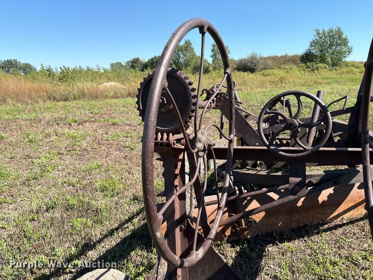 image for item EA0528 Russel Grader Manufacturing pull type grader