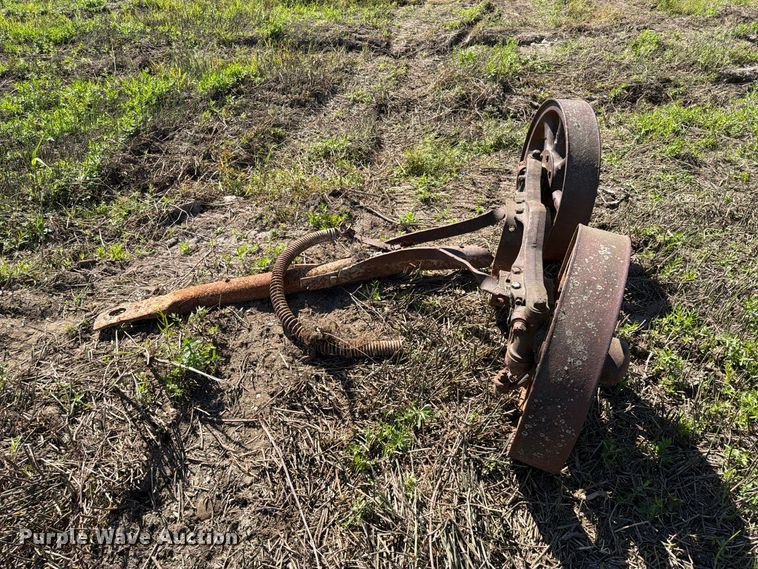 image for item EA0528 Russel Grader Manufacturing pull type grader