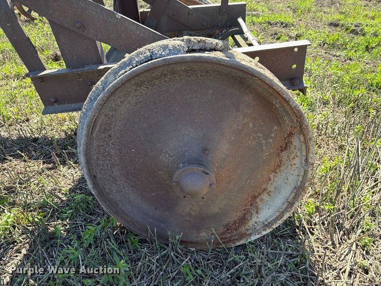 image for item EA0528 Russel Grader Manufacturing pull type grader