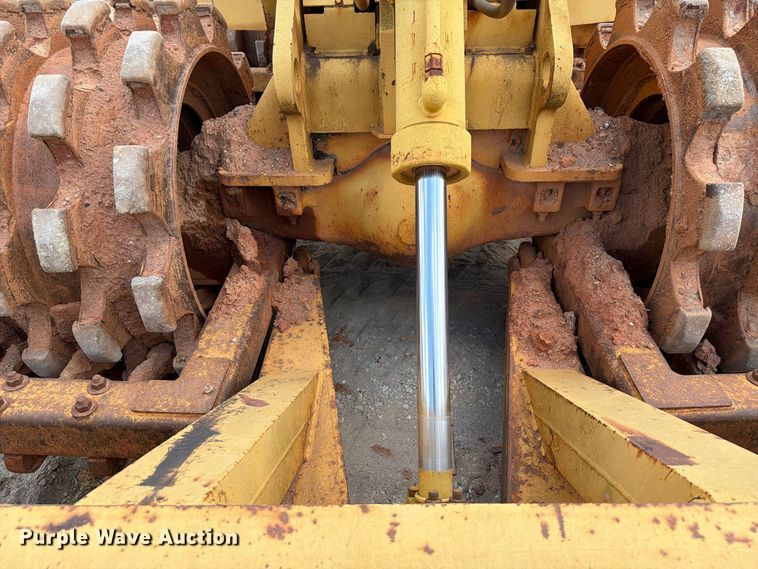 image for item EF1357 1992 Caterpillar 816B soil compactor