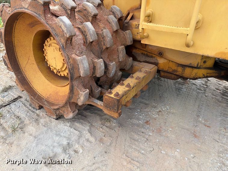 image for item EF1357 1992 Caterpillar 816B soil compactor