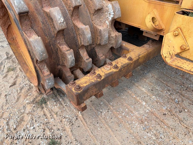 image for item EF1357 1992 Caterpillar 816B soil compactor