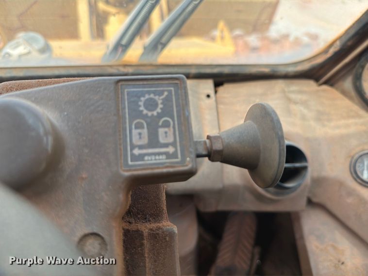 image for item EF1357 1992 Caterpillar 816B soil compactor