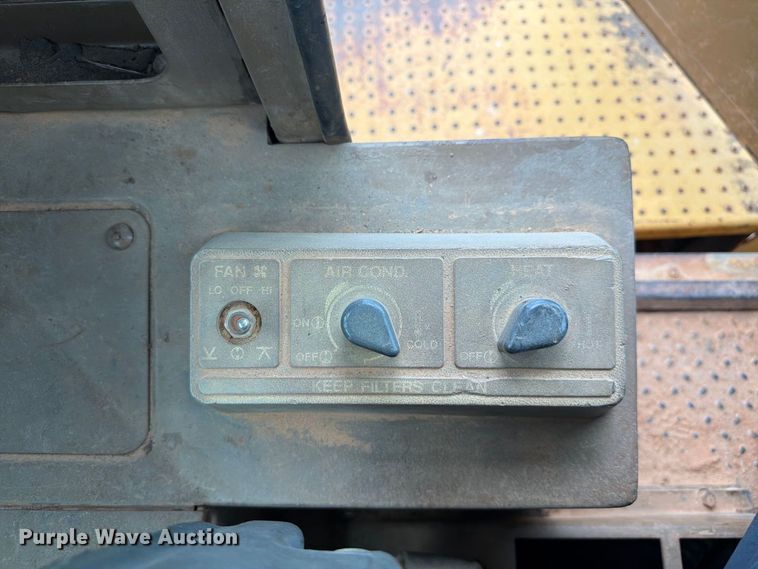 image for item EF1357 1992 Caterpillar 816B soil compactor