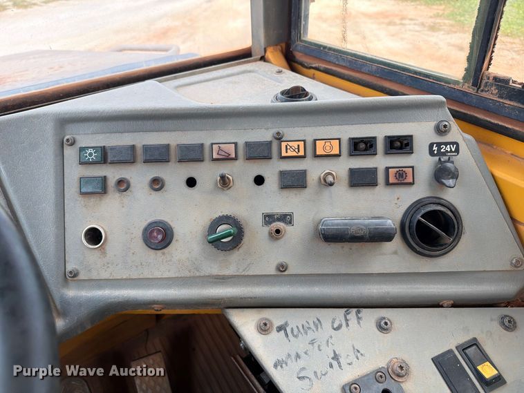 image for item EF1358 2001 Volvo A25C 6X6 haul truck