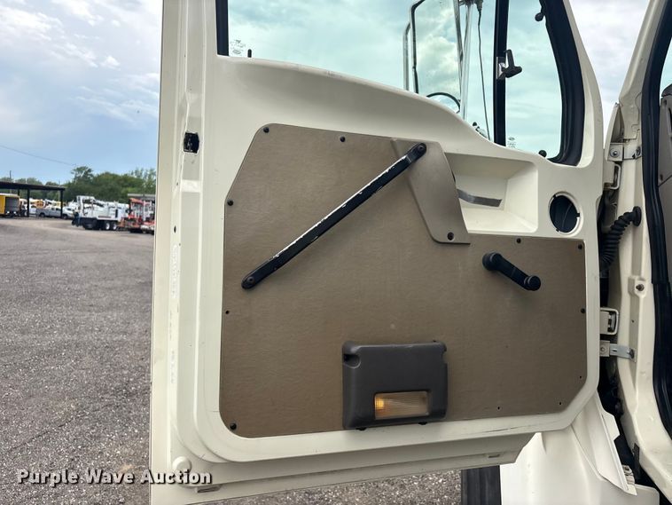 image for item EG9098 2003 Sterling Crane truck