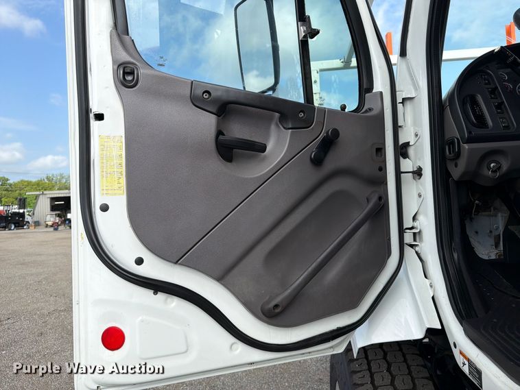image for item EG9322 2015 Freightliner 114SD crane truck