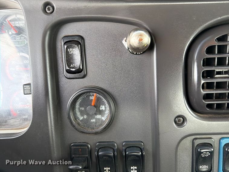 image for item EG9322 2015 Freightliner 114SD crane truck