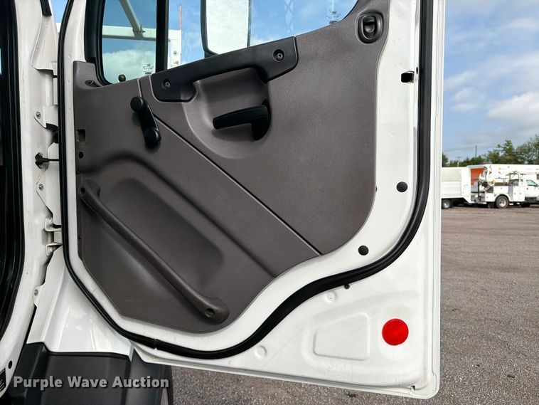 image for item EG9322 2015 Freightliner 114SD crane truck