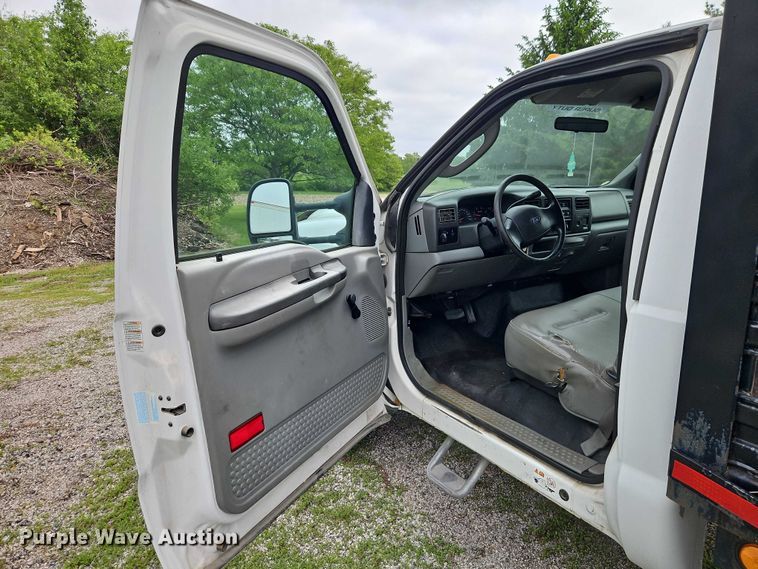 image for item EO7281 2004 Ford F450 Super Duty flatbed truck