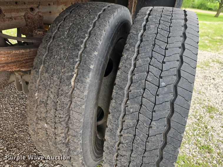 image for item EO7281 2004 Ford F450 Super Duty flatbed truck