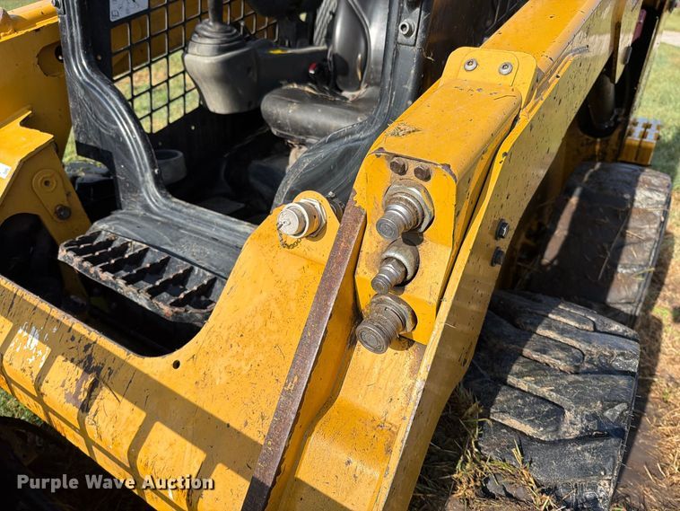 image for item EO8743 2017 Caterpillar 242D skid steer loader